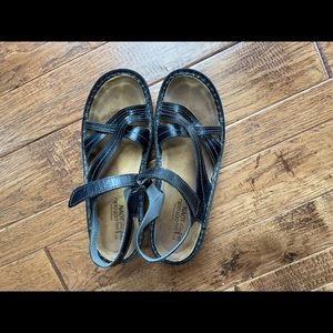 Naot Flat Strappy Paris Sandals.  EU Size 40 / US Size 9/9.5